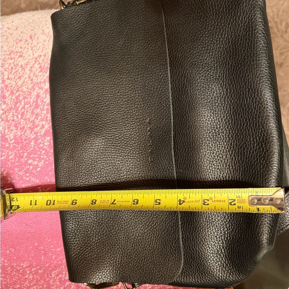 Elegant Black Leather Crossbody Bag - Picture 13 of 15